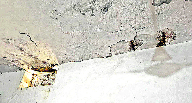 శిథిలావస్థలో వసతిగృహం1