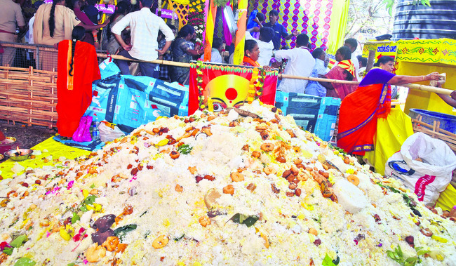 తంగెళ్లమూడి..భక్తులతోనిండి 1