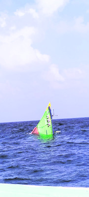 సముద్రంలో  మునిగిన బోటు 
1