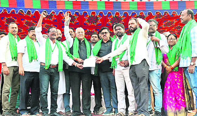 నల్ల చొక్కాలతో ఉక్కు నిర్వాసిత రైతుల ఉద్యమం 1