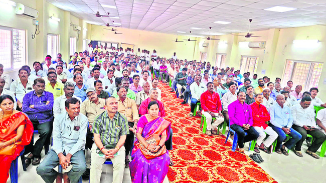 ఆర్టీసీ ఉద్యోగులకు బకాయిలు చెల్లించాలి1