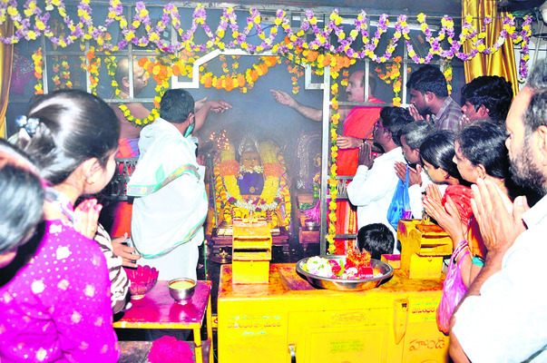 పెద్దమ్మతల్లికి  విశేష పూజలు2