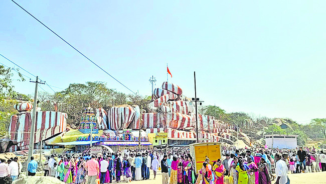 ఏడుపాయల జన సంద్రం1