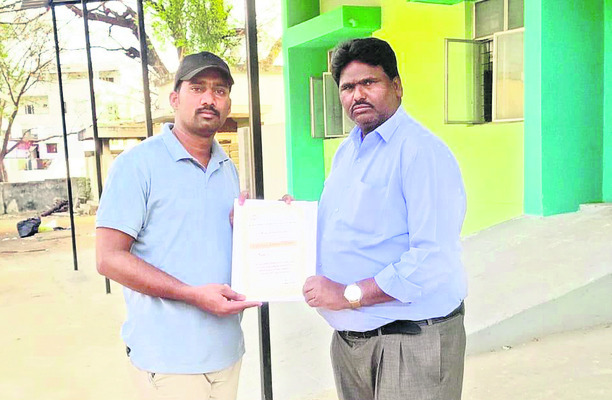 చెరువులో మొసలి కలకలం 
1