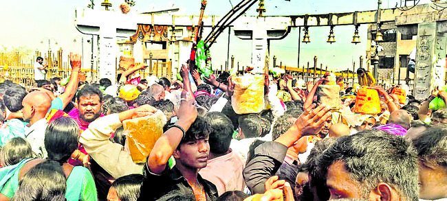 మేడారంలో సండే సందడి..1