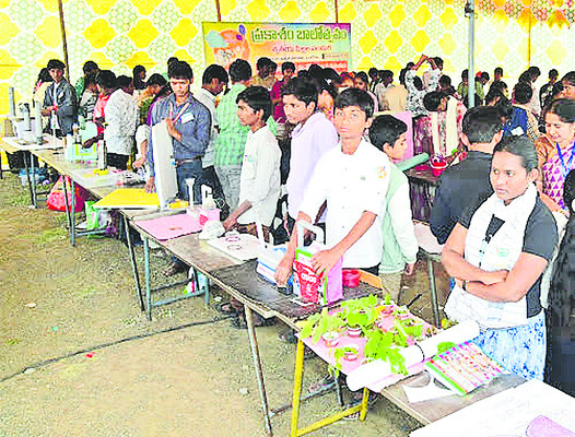 ఆటపాటలతో అలరించిన బాలోత్సవం1