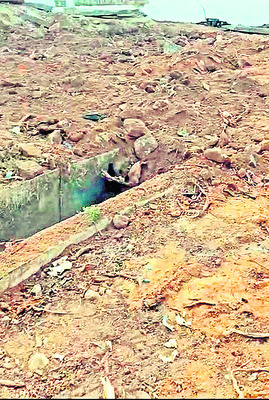 కారును ఢీకొన్న ద్విచక్రవాహనం 
1