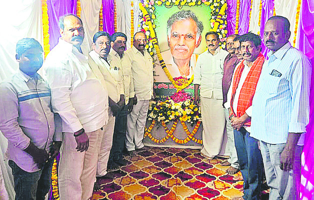 ఎమ్మెల్సీ తోటకు మాజీ సీఎం జగన్‌ పరామర్శ 1