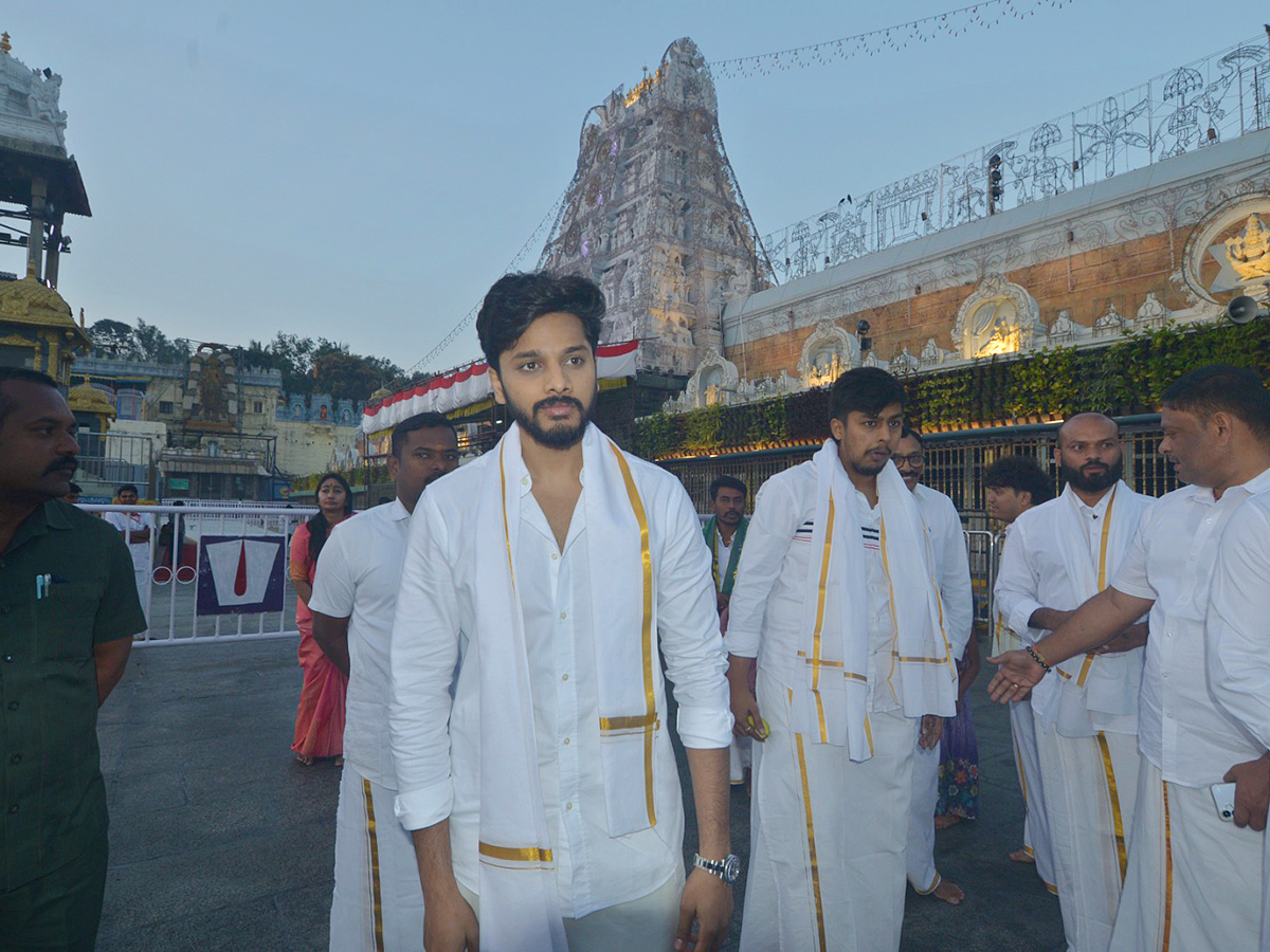 Tollywood Celebrities Sreeleela And Teja Sajja Visited at Tirumala12