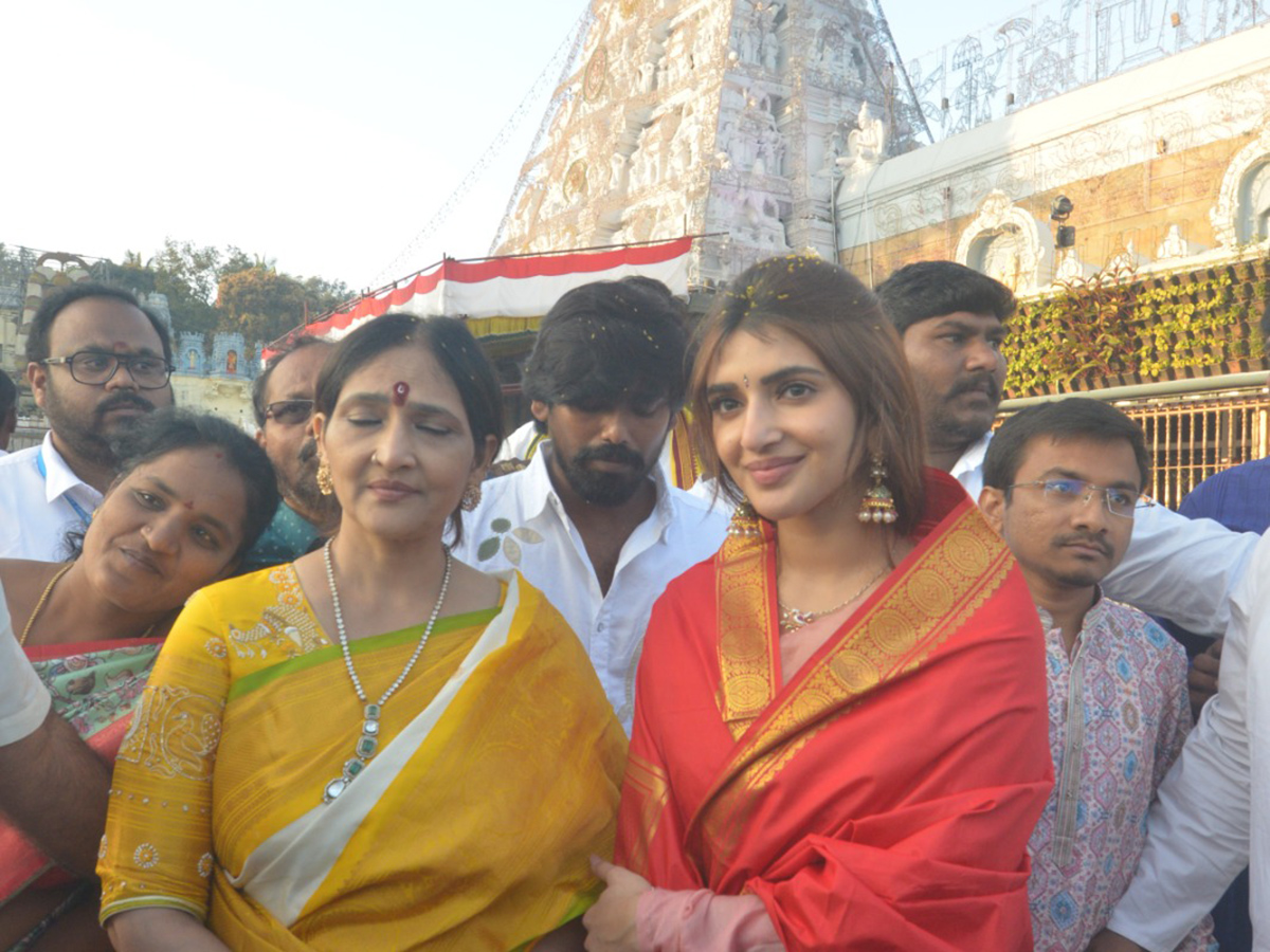 Tollywood Celebrities Sreeleela And Teja Sajja Visited at Tirumala13