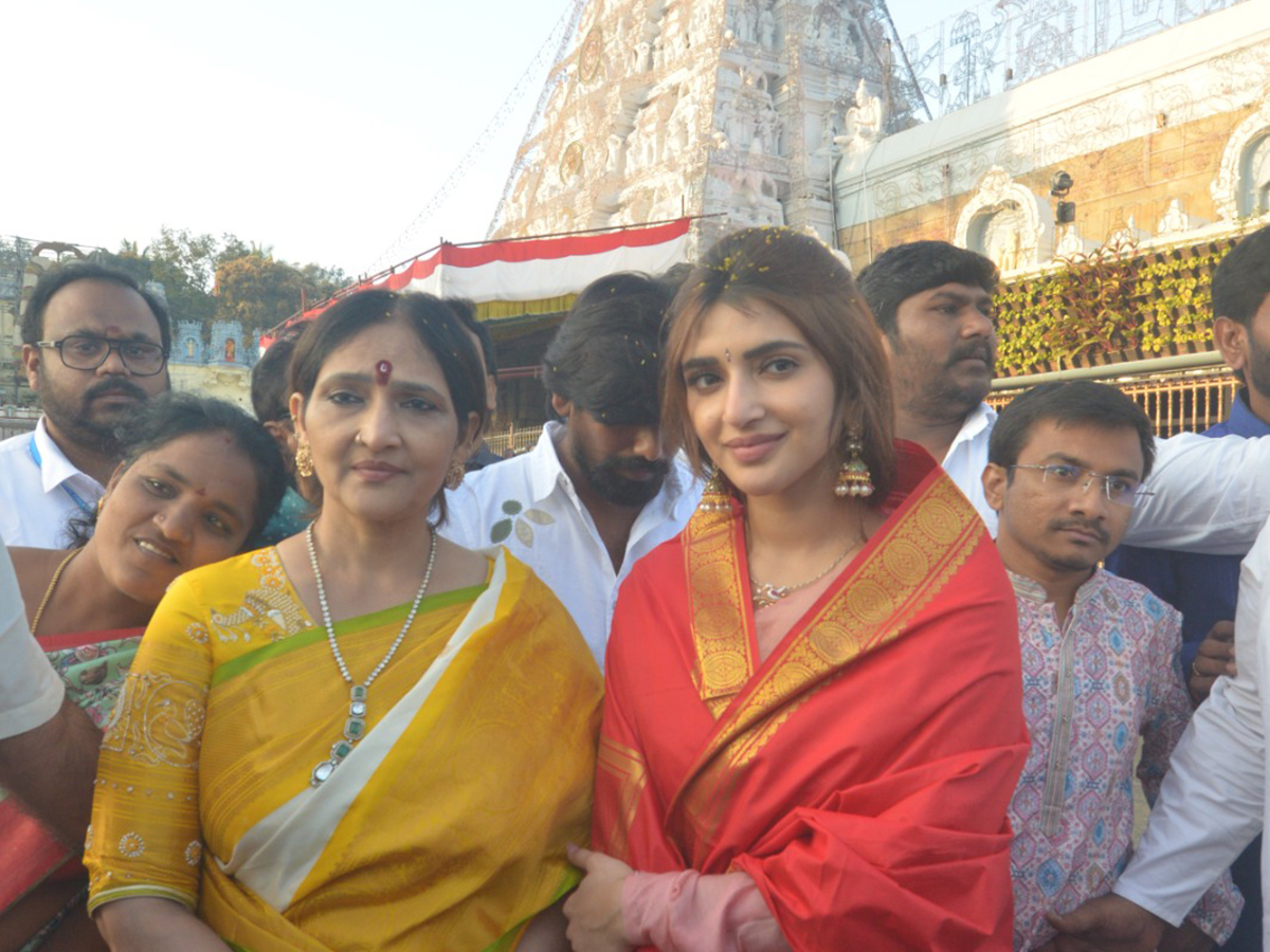 Tollywood Celebrities Sreeleela And Teja Sajja Visited at Tirumala16