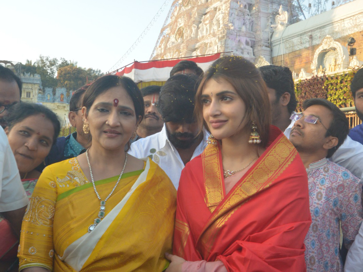 Tollywood Celebrities Sreeleela And Teja Sajja Visited at Tirumala17