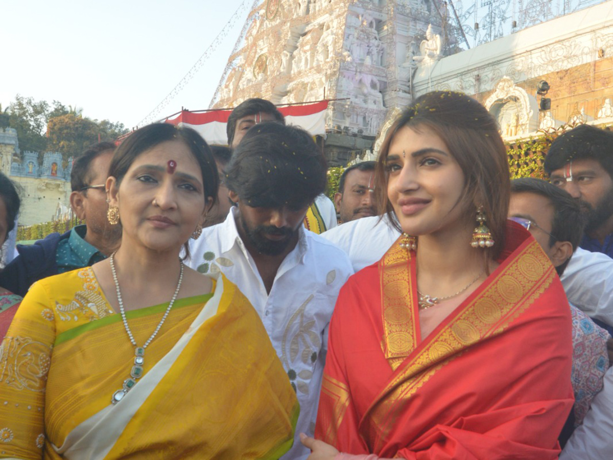 Tollywood Celebrities Sreeleela And Teja Sajja Visited at Tirumala19