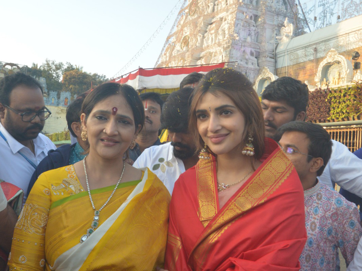 Tollywood Celebrities Sreeleela And Teja Sajja Visited at Tirumala20