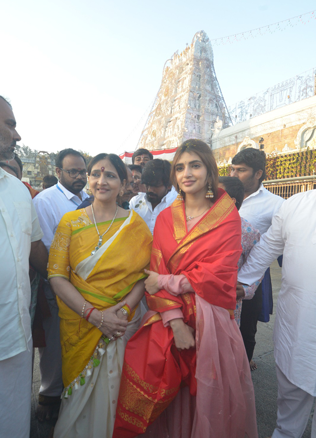 Tollywood Celebrities Sreeleela And Teja Sajja Visited at Tirumala6