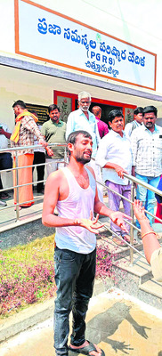 భూమి ఆక్రమణ గురించి పట్టించుకోకపోవడంతో.. 1