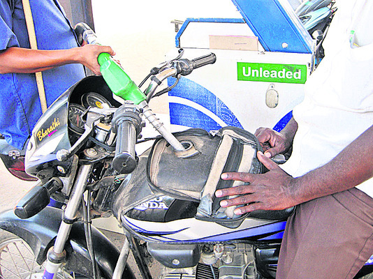 పెట్రోల్‌ బంకుల్లో జోరుగా ఆయిల్‌ కల్తీ 1