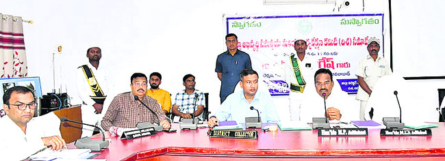 అభివృద్ధి పనుల్లో వేగం పెంచాలి1