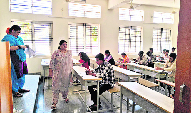 ద్వితీయ పీయూసీ పరీక్షలు ప్రారంభం1