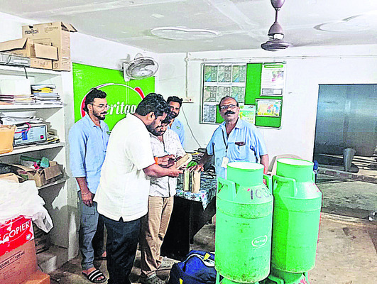 నీళ్లు కాలుష్యం పాలు1