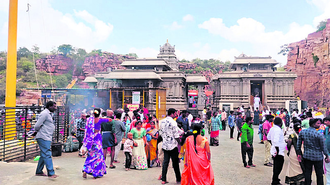 మద్దిలేటి స్వామి ఆలయంలో భక్తుల రద్దీ 1