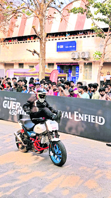 బైక్‌ స్టంట్స్‌.. ప్రో షో అదుర్స్‌1