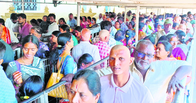 శ్రీవారి క్షేత్రంలో భక్తుల కోలాహలం 2