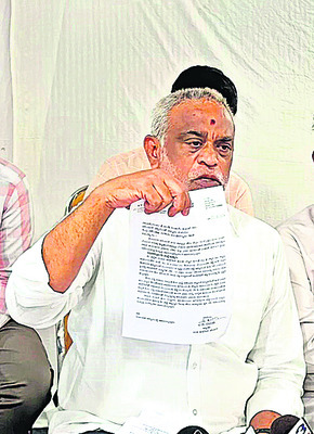 రోడ్డు కబ్జా వివాదం1