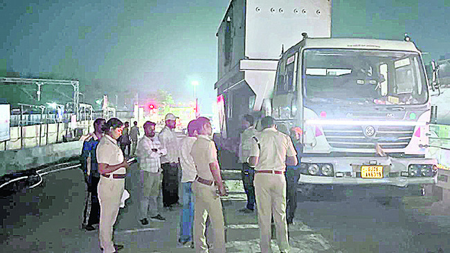 ఫ్లై ఓవర్‌పైకి అనధికార ప్రవేశం1