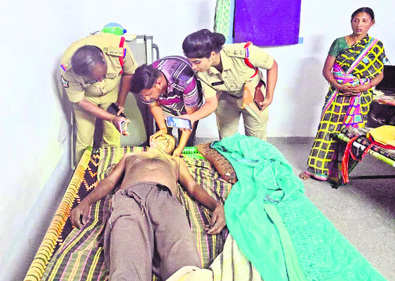 అప్పుల బాధతో రైతు ఆత్మహత్యాయత్నం 2