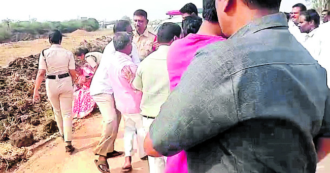 మా భూములు మాకు ఇప్పించండి1