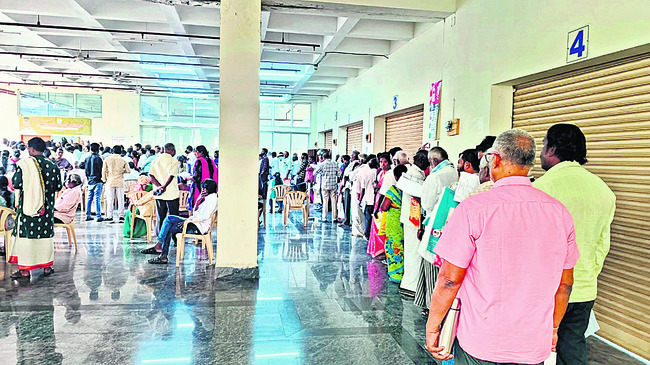 కలెక్టరేట్‌ ఎదుట మిన్నంటుతున్న రోదనలు 
1