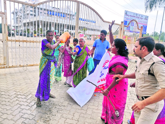 కలెక్టరేట్‌ ఎదుట మిన్నంటుతున్న రోదనలు 
3