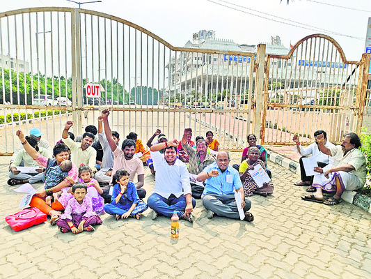 కలెక్టరేట్‌ ఎదుట మిన్నంటుతున్న రోదనలు 
2