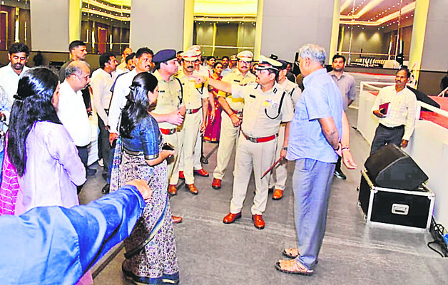 దుర్గమ్మ సేవలో తెలంగాణ మంత్రి కోమటిరెడ్డి 1