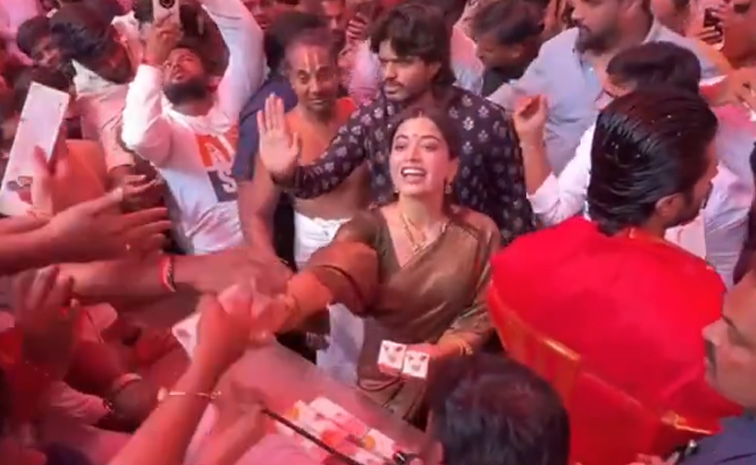 VijayDeverakonda And RashmikaMandanna Visited TTD Temple In Hyderabad Photos11