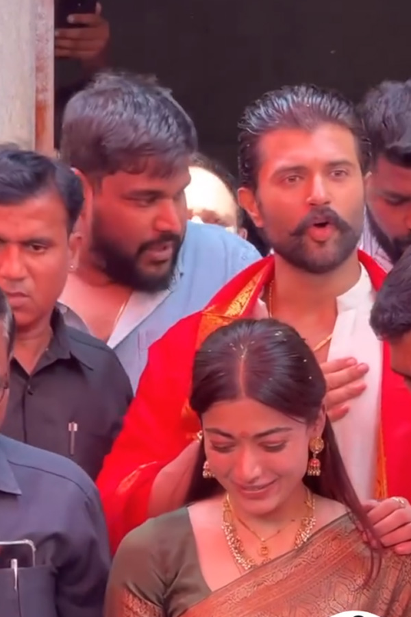 VijayDeverakonda And RashmikaMandanna Visited TTD Temple In Hyderabad Photos3