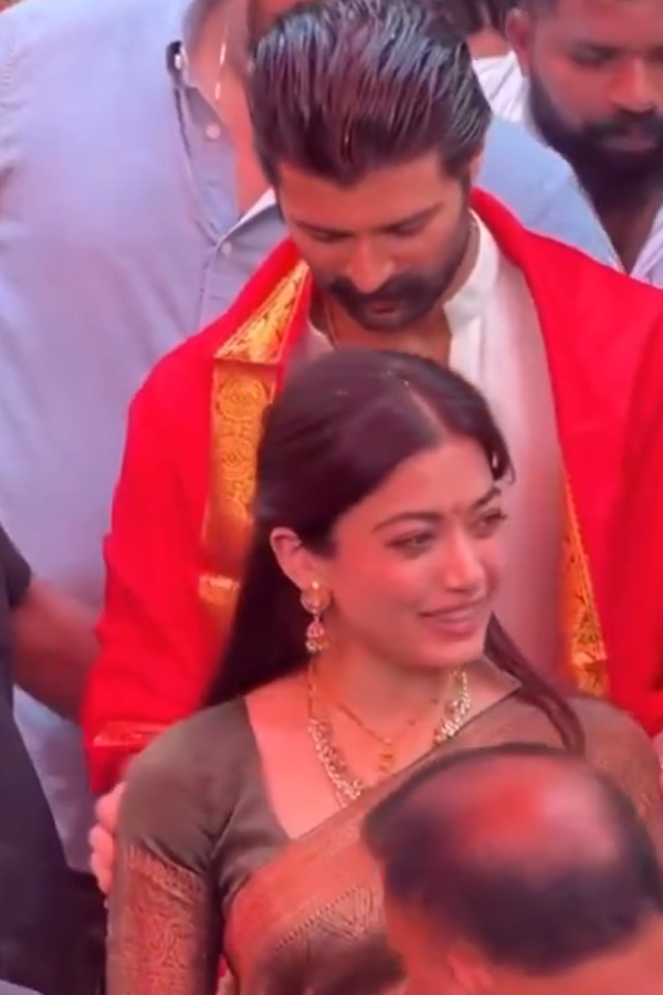 VijayDeverakonda And RashmikaMandanna Visited TTD Temple In Hyderabad Photos4