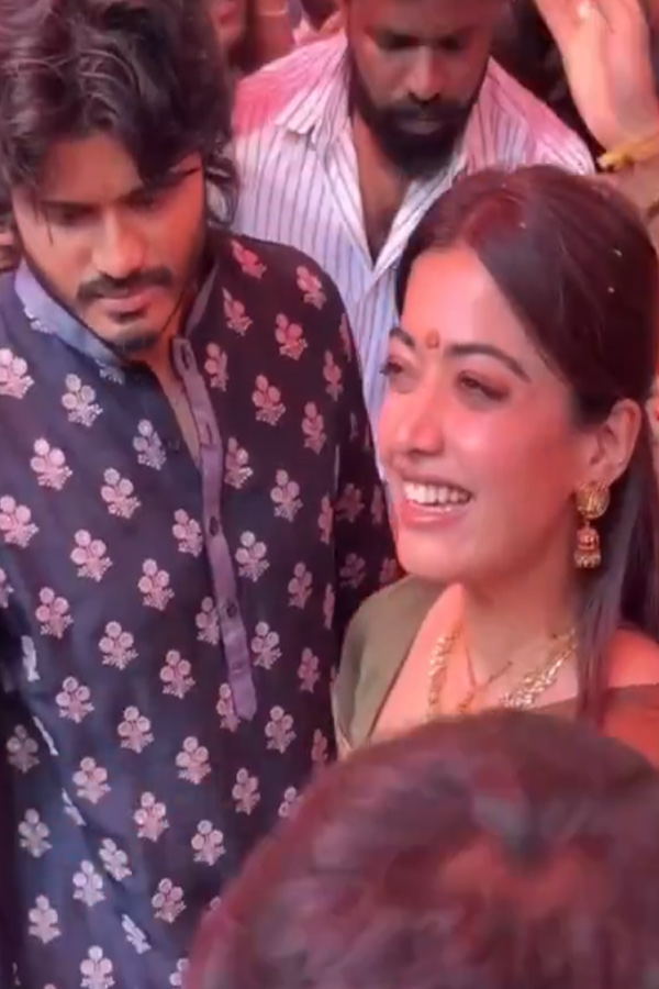 VijayDeverakonda And RashmikaMandanna Visited TTD Temple In Hyderabad Photos5