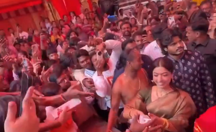 VijayDeverakonda And RashmikaMandanna Visited TTD Temple In Hyderabad Photos8