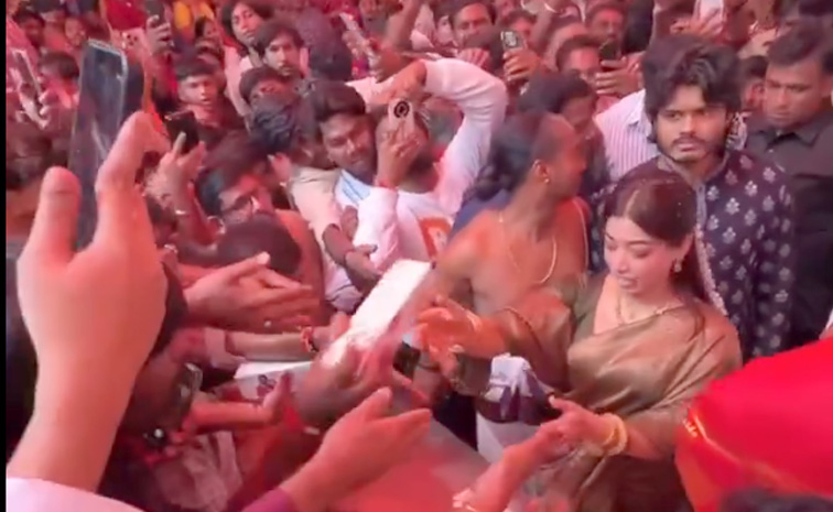 VijayDeverakonda And RashmikaMandanna Visited TTD Temple In Hyderabad Photos9