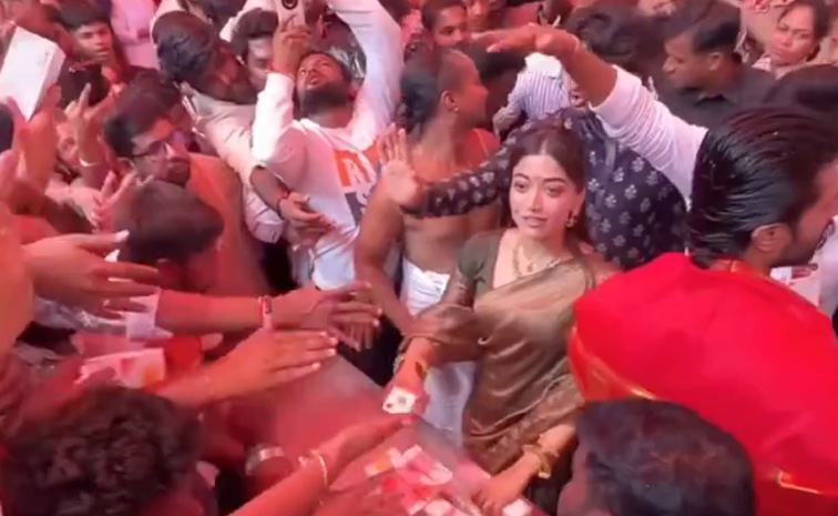 VijayDeverakonda And RashmikaMandanna Visited TTD Temple In Hyderabad Photos10