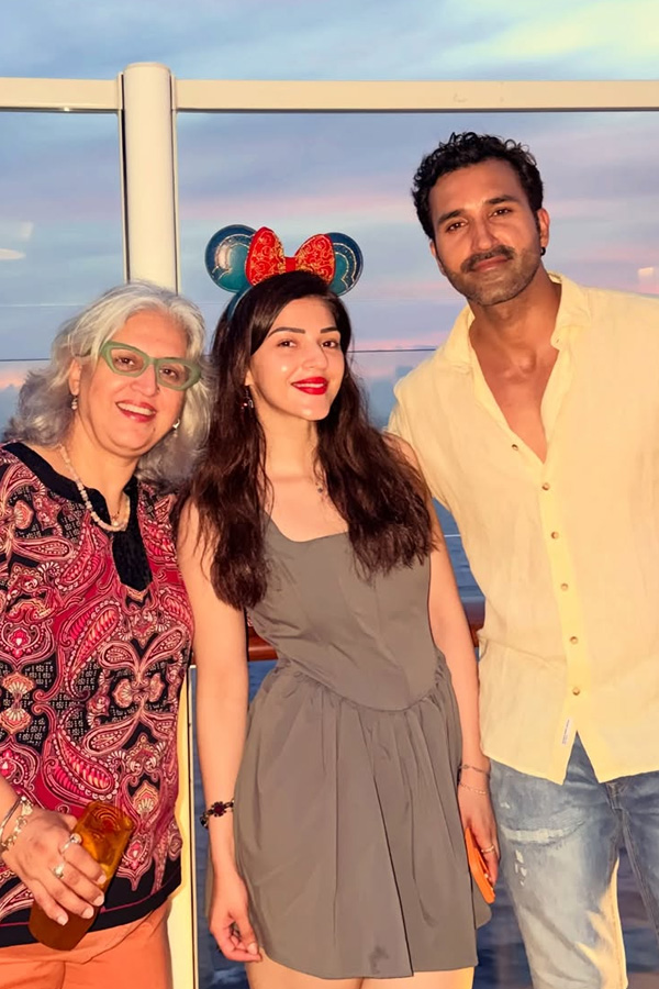 Actress Mehreen Pirzada Singapore Vacation Photos8