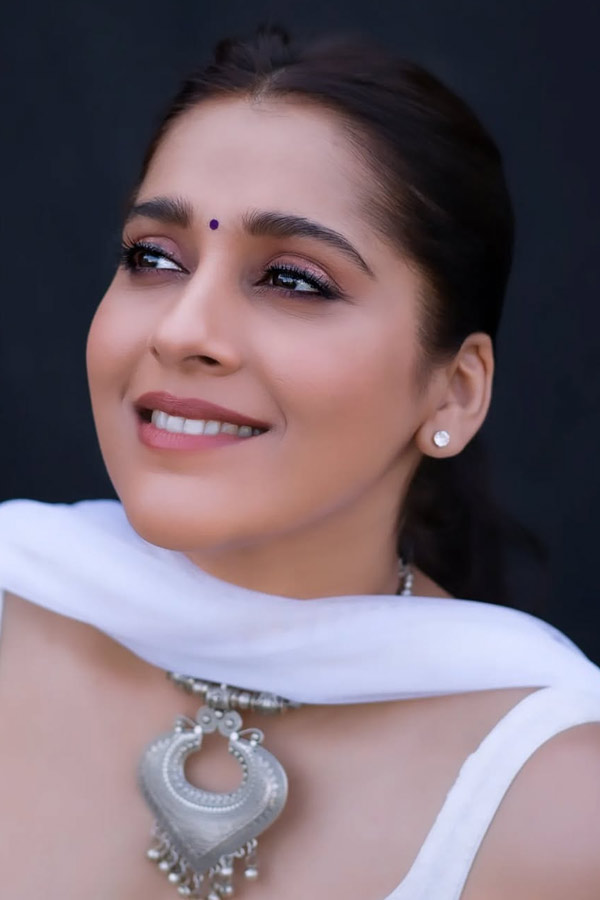 Anchor Rashmi Gautam Shares Latest Photos2