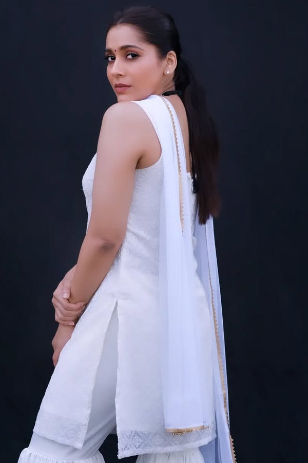 Anchor Rashmi Gautam Shares Latest Photos6