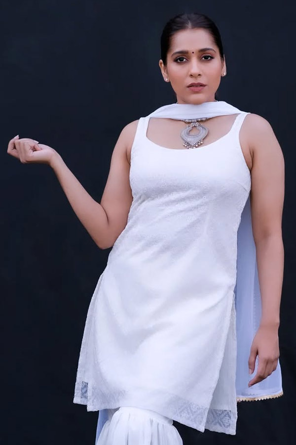 Anchor Rashmi Gautam Shares Latest Photos7