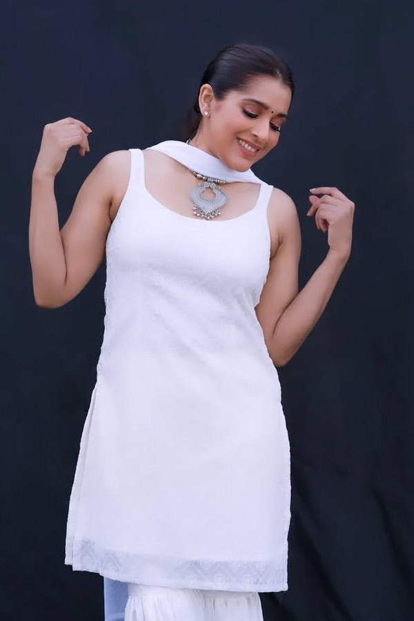 Anchor Rashmi Gautam Shares Latest Photos8