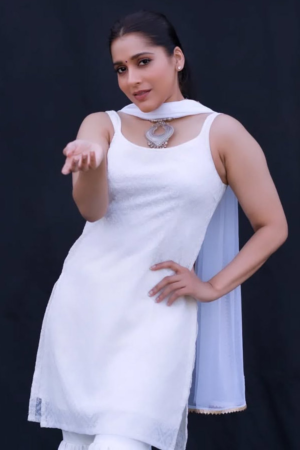 Anchor Rashmi Gautam Shares Latest Photos9