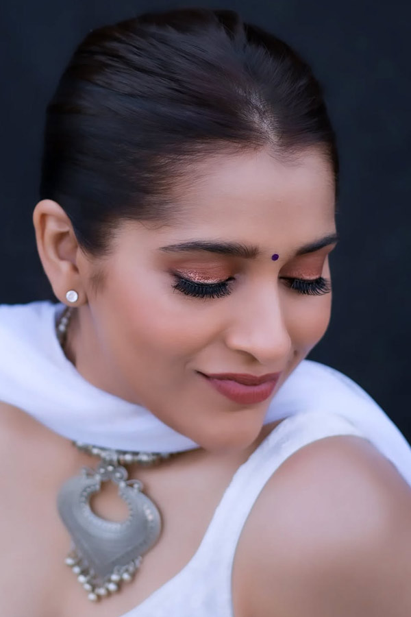 Anchor Rashmi Gautam Shares Latest Photos10