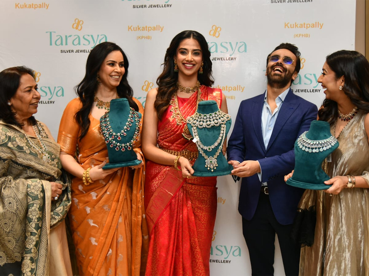 Meenakshi Chaudhary Graceful Jewellery Store Opening10